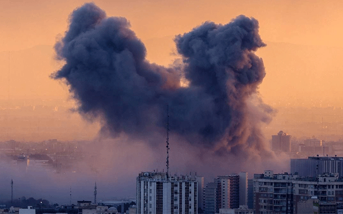 পশ্চিম এশিয়ার যুদ্ধ নিয়ে সামাজিক মাধ্যমে ‘ভুয়ো’ পোস্ট, আমিরশাহীতে গ্রেফতার ১৯ ভারতীয়সহ ৩৫