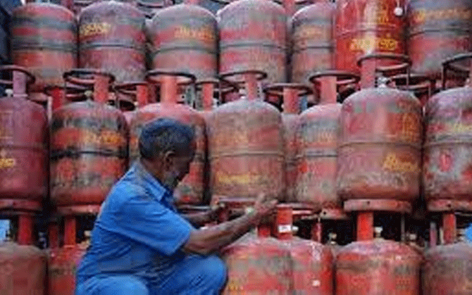 নিয়মে কোনও পরিবর্তন হয়নি, গ্যাস বুকিং নিয়ে আশ্বাস বাণী পেট্রোলিয়াম ও প্রাকৃতিক গ্যাস মন্ত্রকের