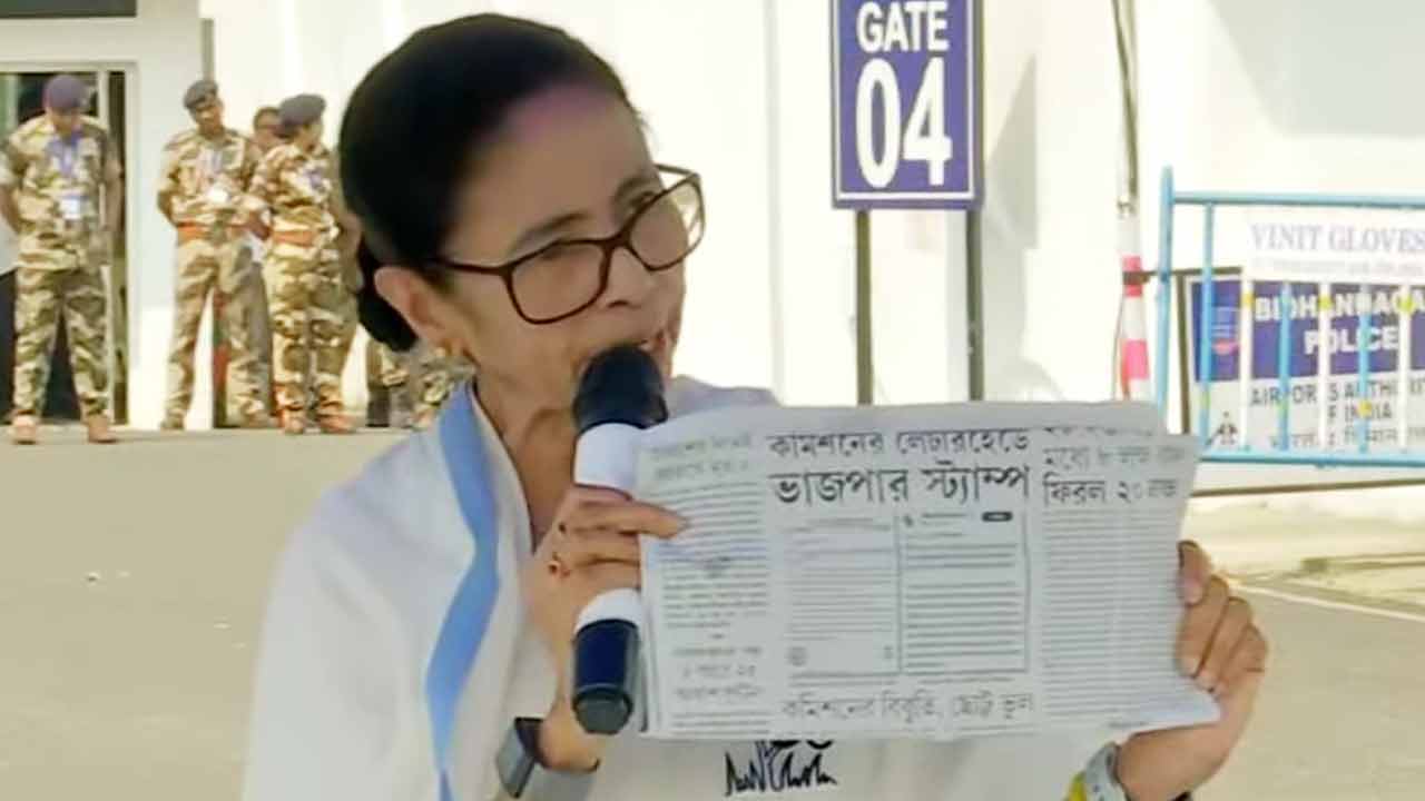 কমিশনের চিঠিতে পদ্ম ছাপ ! কড়া সমালোচনা মমতার। মধ্যরাতে ভোটার তালিকা প্রকাশ নিয়েও ক্ষোভ