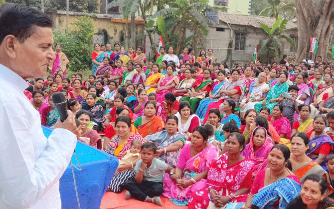 গ্যাসের দাম বৃদ্ধিতে পূর্বস্থলীতে প্রতিবাদ মহিলাদের