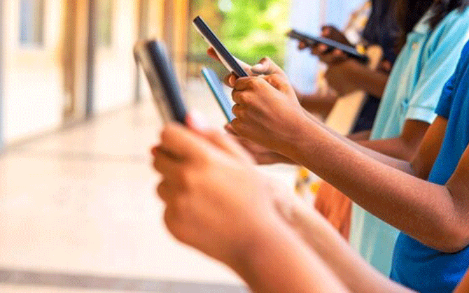 ১৬ বছরের কম বয়সীদের সমাজ মাধ্যম ব্যবহারে নিষেধাজ্ঞার প্রস্তাব কর্ণাটকে