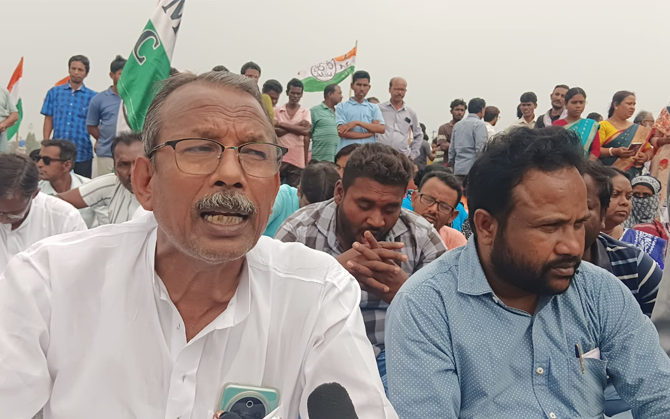 জাতীয় সড়কে ধস, প্রতিবাদে পথ অবরোধ তৃণমূলের