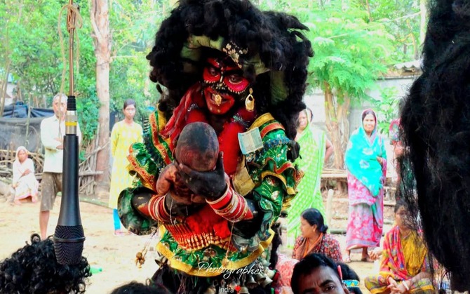 বোলান-গাজন ঘিরে তিন জেলায় উন্মাদনা। দেখা মিলল ভয় জাগানিয়া পোড়ো বোলানের আসর