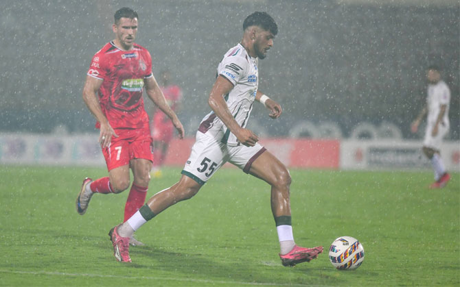 নর্থ ইস্টকে হারিয়ে লিগ টেবিলের শীর্ষে মোহনবাগান