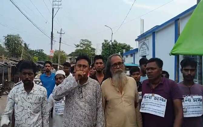 ভোটার তালিকা থেকে নাম বাদ, হাসনাবাদের ধরনা মঞ্চে মানিক ফকির
