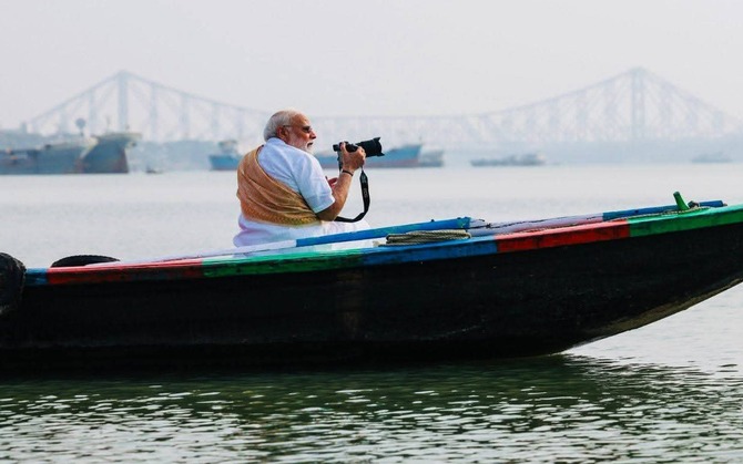 কলকাতার গঙ্গাবক্ষে ভোরের নৌবিহার, বারাণসীর স্মৃতিতে আবেগঘন প্রধানমন্ত্রী মোদি
