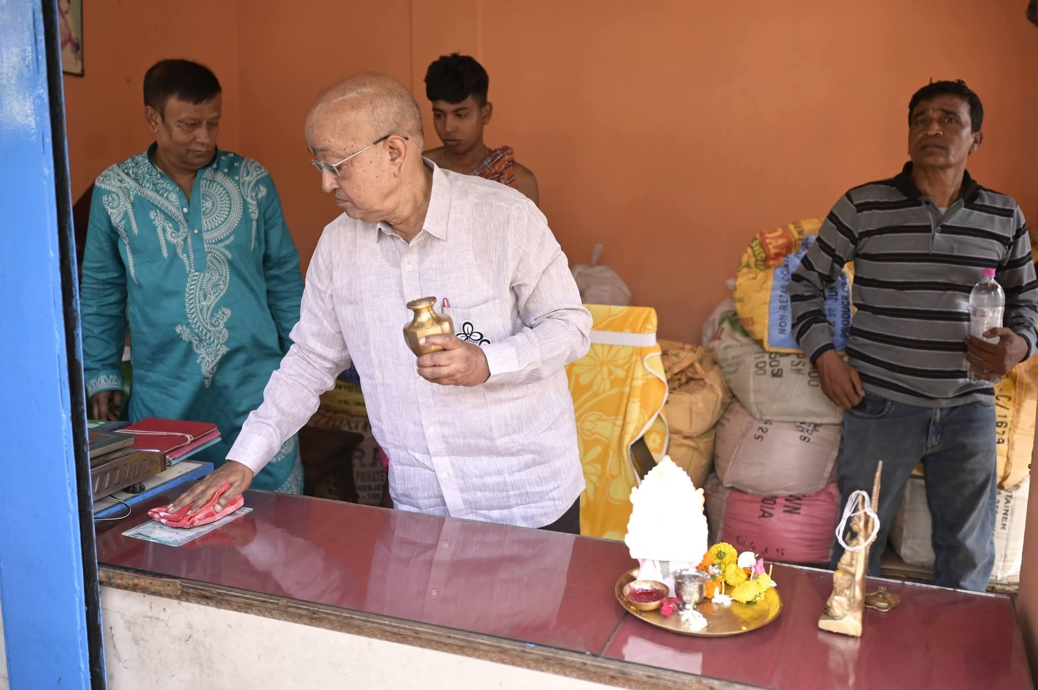 ফি পয়লা বোশেখে, রাজনীতির উর্দি খুলে দোকানদারি রবীন্দ্রনাথের