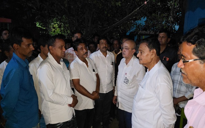 ‘প্রাণ কেড়েছে’ এসআইআর! অভিষেকের নির্দেশে মৃতের বাড়িতে তৃণমূল নেতৃত্ব  