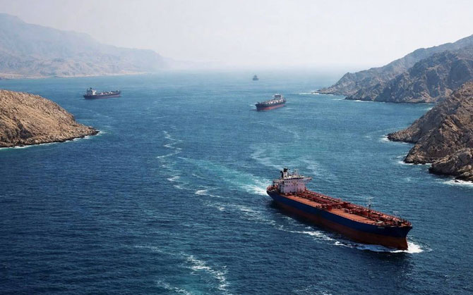 ইরানের কৌশলের কাছে ব্যর্থ পরিকল্পনা, হরমুজ অবরোধ তুলে নিলেন ট্রাম্প