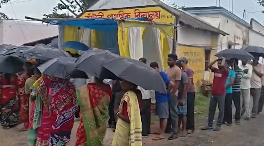 বৃষ্টি, ইভিএম-বিভ্রাট, শাসক-বিরোধী বাদনুবাদের মাঝেই ভোট দিচ্ছেন মানুষ