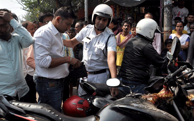 ভোটের দু’দিন আগে বাইক চলাচল নিয়ে বিধিনিষেধ, বিশেষ ক্ষেত্রে লাগবে থানার অনুমতি