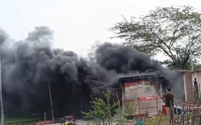 বিএসএফ ক্যাম্পের তেলের ভান্ডারে আগুন, অগ্নিদগ্ধ এক জওয়ান