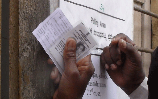 ঘিরে ধরে ‘তথ্য-রাক্ষস’, অচলায়তন ভাঙবে কে ?