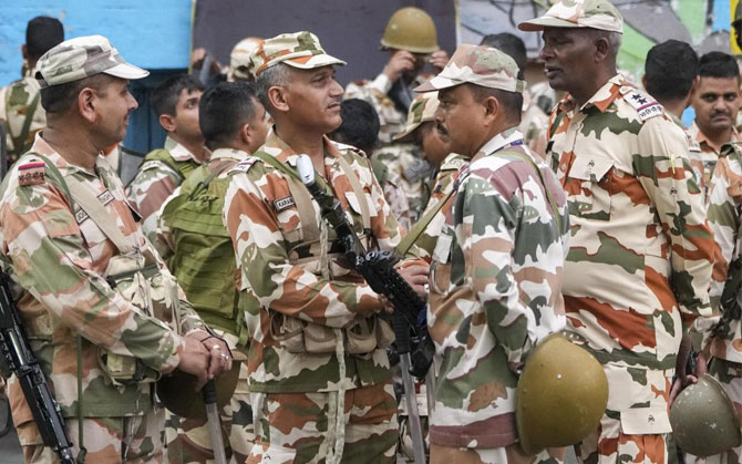 বঙ্গে দ্বিতীয় দফার ভোটে কড়া নিরাপত্তা। নিউটাউনে কন্ট্রোলরুম, ৭ ক্লাস্টারে নজরদারি। ২,৩২১ কোম্পানি কেন্দ্রীয় বাহিনী মোতায়েন