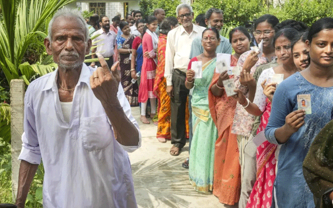 বুথফেরত সমীক্ষায় তীব্র লড়াইয়ের আভাস। কোথাও বিজেপি এগিয়ে, কোথাও তৃণমূল