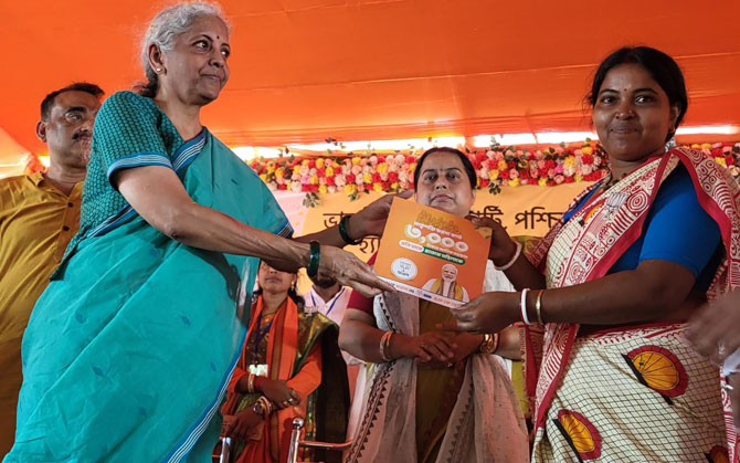মাতৃশক্তি কার্ড বিলি করে বিতর্কে কেন্দ্রীয় অর্থমন্ত্রী