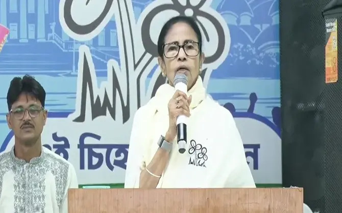 ‘৯০ লক্ষের নাম বাদ দিয়েছ, তবু আমরাই জিতব’ :  মিনাখাঁর সভা থেকে হুঙ্কার মমতার