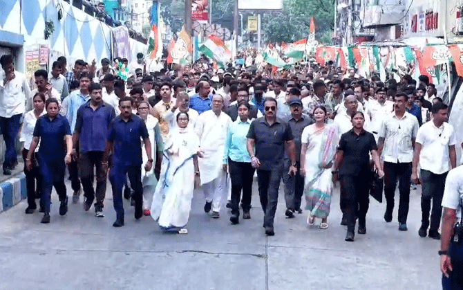 বঙ্গ নির্বাচনের শেষ দিনে মমতার পদযাত্রায় জনউচ্ছ্বাস, দিলেন প্ররোচনা এড়ানোর পরামর্শ
