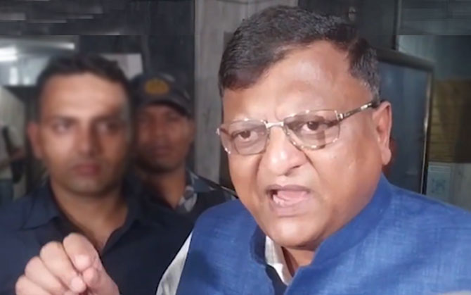 প্রয়োজনে নির্বাচন কমিশনে জানানো হোক অভিযোগ, অজয় পালের বিরুদ্ধে ওঠা মামলায় পর্যবেক্ষণ হাইকোর্টের । ফলতার বিক্ষোভ নিয়ে চাইলে কমিশনকে রিপোর্ট দিতে পারেন পুলিশ পর্যবেক্ষক, বিতর্কিত ভিডিয়ো নিয়ে মন্তব্য এড়ালেন মনোজকুমার