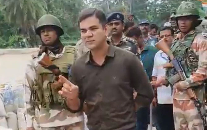 ‘সিংঘম সক্রিয় হতেই মুখ খুলছে পুষ্পা’ । বিতর্কিত ভিডিয়ো পোস্ট তৃণমূলের । উপেক্ষা করেই ফলতায় টহল বাড়ালেন উত্তরপ্রদেশের আইপিএস