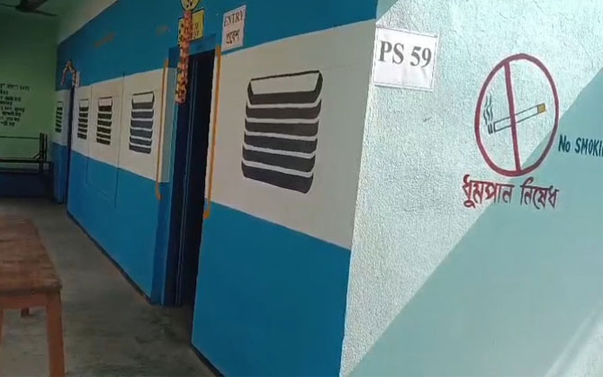 রেল বগির আদলে ভোটকেন্দ্র মঙ্গলকোটে