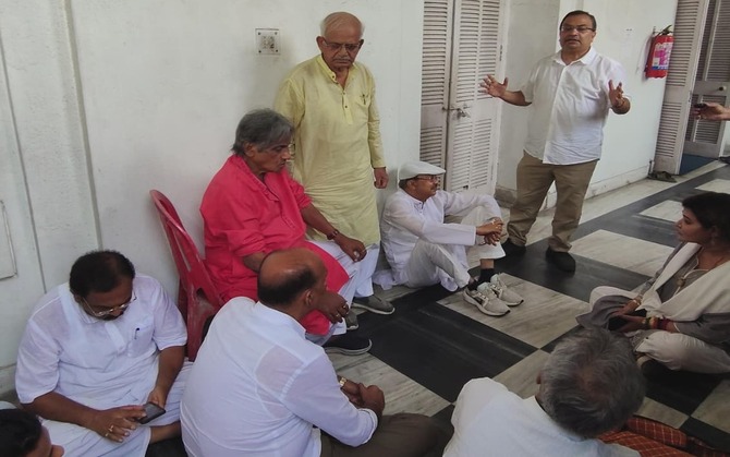 বিরোধী দলনেতার ঘরে তালা ঘিরে উত্তাল বিধানসভা, অবস্থান বিক্ষোভে তৃণমূল বিধায়করা