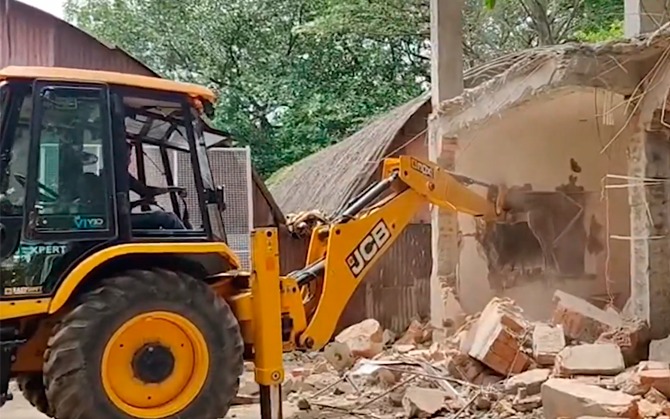 বহরমপুরে অবৈধ নির্মাণে বুলডোজার, উচ্ছেদ অভিযান ঘিরে তুঙ্গে রাজনৈতিক চাপানউতোর