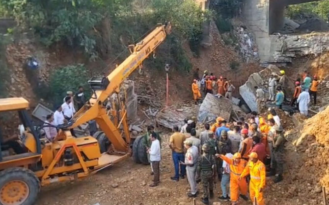 জম্মুতে ভেঙে পড়ল নির্মীয়মান সেতু, ধ্বংসস্তূপের নিচে আটকে বহু শ্রমিক