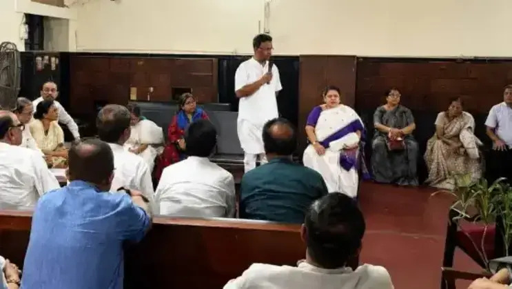 তালাবন্দি কলকাতা পুরসভায় অধিবেশন কক্ষ, পুরবোর্ড ভেঙে দেওয়ার জল্পনা, বাইরেই সভা বসালে মালা-ফিরহাদরা