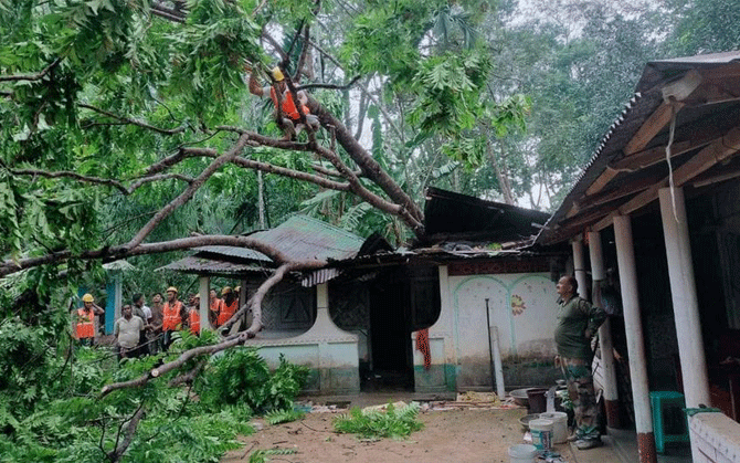 ঝড়ের তাণ্ডবে তছনছ ত্রিপুরা। নিহত অন্তত ২, জখম বহু, ক্ষতিগ্রস্ত প্রায় ৪ হাজার বাড়ি