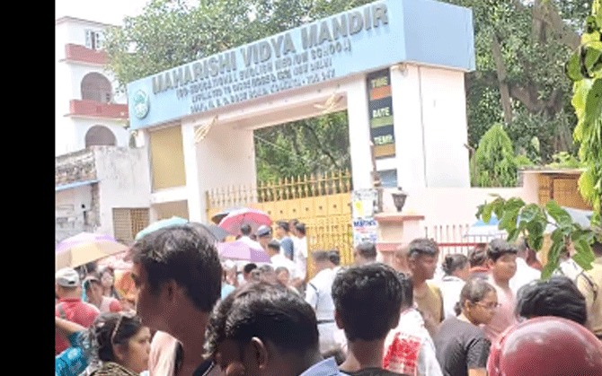 বাঁশদ্রোণীর স্কুলে তৃতীয় শ্রেণির ছাত্রের মৃত্যু ঘিরে তীব্র বিক্ষোভ, গাফিলতির অভিযোগে কাঠগড়ায় স্কুল কর্তৃপক্ষ