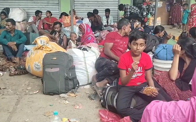 মুখ্যমন্ত্রী ‘‌থ্রি ডি’‌ নীতি ঘোষণার পর থেকেই স্বরূপনগর সীমান্তে অনুপ্রবেশকারীদের বাড়ছে ভিড়