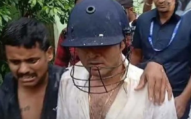 সোনারপুরে বিক্ষোভের মুখে অভিষেক বন্দ্যোপাধ্যায় । হেলমেট পরে পৌঁছালেন নিহত কর্মীর বাড়িতে