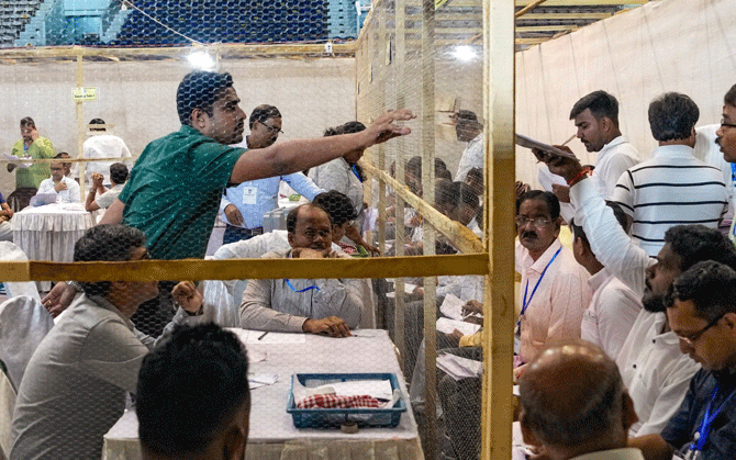 গণনার সকালেই বদলের ইঙ্গিত দক্ষিণে, বাংলায় টানটান লড়াই, অসমে এগিয়ে পদ্ম; বঙ্গে বিজয় মিছিলে নিষেধাজ্ঞা কমিশনের
