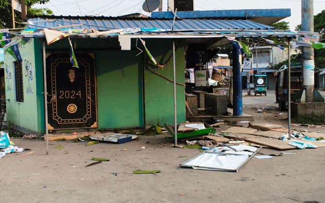 হাড়োয়ায় তৃণমূলের কার্যালয় ভাঙল আইএসএফ, মিনাখাঁয় তৃণমূলের হাতে আক্রান্ত বিজেপি