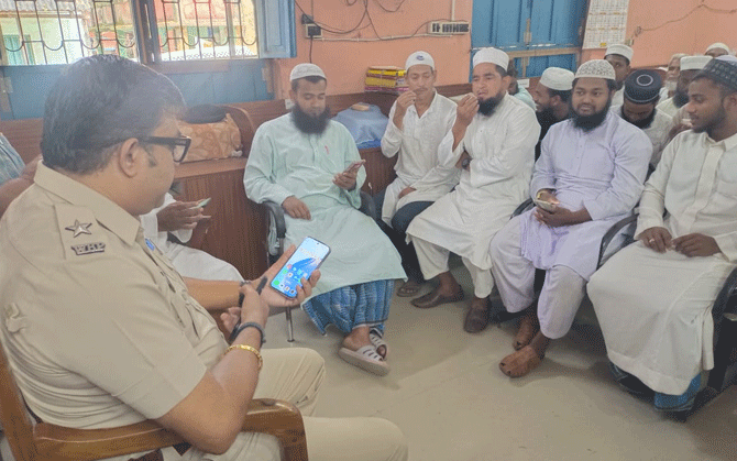 মন্তেশ্বরে ইমামদের সঙ্গে বৈঠক, শান্তি ও সম্প্রীতির বার্তা পুলিশের