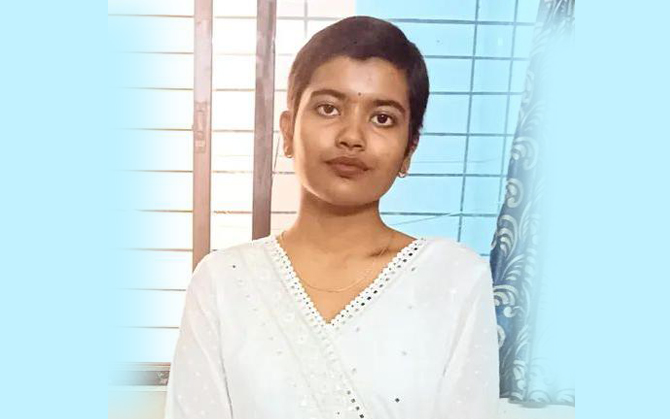 কর্কট রোগের সঙ্গে লড়ে মাধ্যমিকে নজরকাড়া সাফল্য মন্তেশ্বরের ঝর্ণার