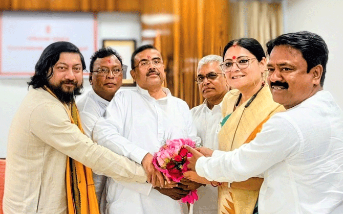 নতুন মন্ত্রিসভায় শুরু দফতর বণ্টন, দিলীপ–অগ্নিমিত্রাদের গুরুত্বপূর্ণ দায়িত্ব। স্বরাষ্ট্র, অর্থ, স্বাস্থ্য, কৃষি মুখ্যমন্ত্রীর হাতেই
