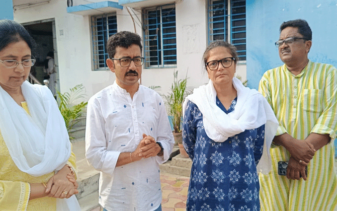 দলের দুই নেতা গ্রেফতার, স্বরূপনগরে তৃণমূলের ফ্যাক্ট ফাইন্ডিং টিম