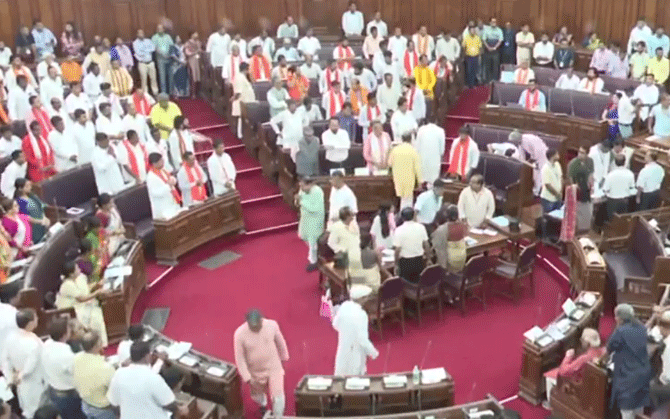 ভোট-পরবর্তী হিংসা নিয়ে বিধানসভায় তুমুল বিতর্ক, শর্তসাপেক্ষে ঘরছাড়াদের ফেরানোর আশ্বাস মুখ্যমন্ত্রীর