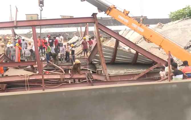 তারাতলায় মৃত্যু ৪ শ্রমিকের, ধ্বংসস্তূপে আটকে বহু, উদ্ধারকার্যে সেনা-এনডিআরএফ। শহরের সব নির্মাণকার্যে স্থগিতাদেশ মুখ্যমন্ত্রীর