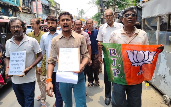 জেলা কার্যালয়ের সামনে দলের জেলা সহ সভাপতির বিরুদ্ধে বিক্ষোভ বিজেপি কর্মীদের 