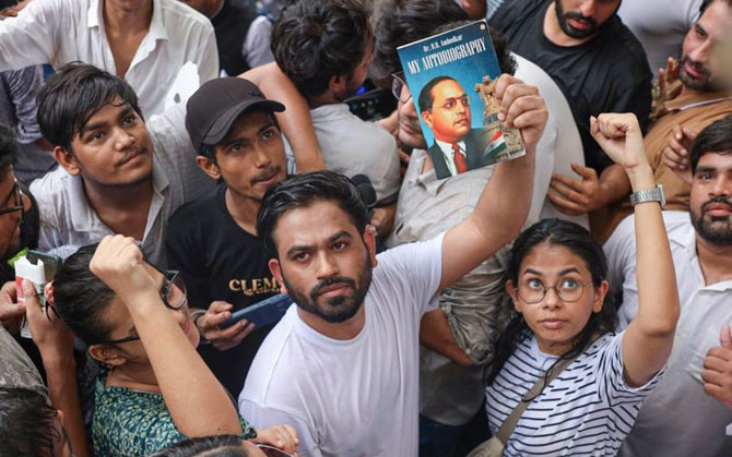 দেশজুড়ে আন্দোলনের ডাক ‘ককরোচ জনতা পার্টি’-র, শিক্ষা সংস্কারের সুপারিশ-সহ ইস্তাহার প্রকাশ