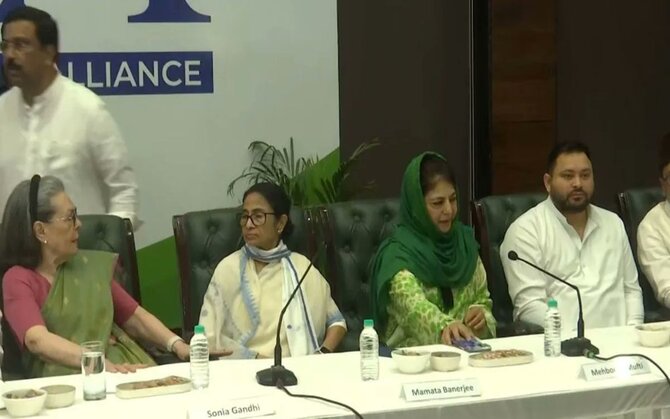 দিল্লিতে ‘ইন্ডিয়া’র শক্তিপ্রদর্শন, বৈঠকে সনিয়া-মমতা-রাহুল-অখিলেশ। অনুপস্থিত আপ-ডিএমকে-টিভিকে
