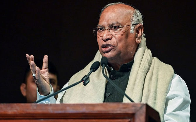 বিনা প্রতিদ্বন্দ্বিতায় ফের রাজ্যসভায় মল্লিকার্জুন খাড়্গে, সংসদে অভিষেক পবন খেরার। কর্নাটকের চার আসনের তিনটি কংগ্রেসের, মধ্যপ্রদেশে বিজেপির তিন