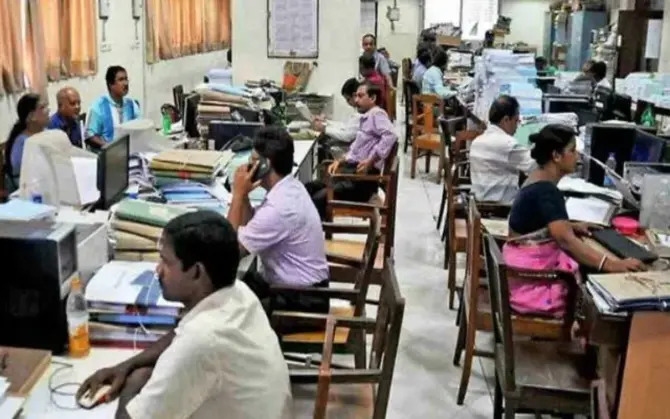 ছুটির দিনেও সরকারি কাজের গতি বজায় রাখতে নতুন নির্দেশিকা, পালা করে অফিস আসতে হবে কর্মীদের