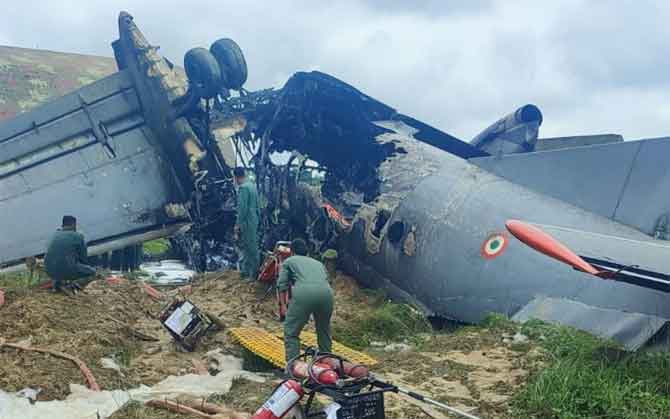 ল্যান্ডিংয়ের সময় আগুন, ভেঙে গুঁড়িয়ে গেল বায়ুসেনার বিমান ! বড়সড় দুর্ঘটনা জোড়হাটে