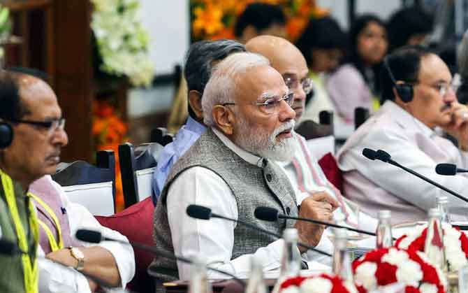 প্রশাসনিক সংস্কারের গতি বাড়াতে শীর্ষ আমলাদের নিয়ে প্রধানমন্ত্রীর ম্যারাথন বৈঠক, মন্ত্রিসভায় রদবদলের জল্পনা