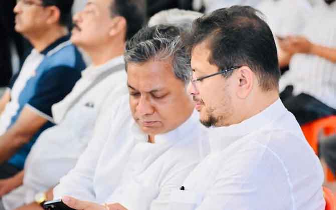 তৃণমূলে ভাঙনের জল্পনা তুঙ্গে, ৫৯ বিধায়কের সমর্থনের চিঠি নিয়ে বিধানসভায় স্পিকারের ঘরে বিরোধীদলের দাবি পেশ ঋতব্রতদের