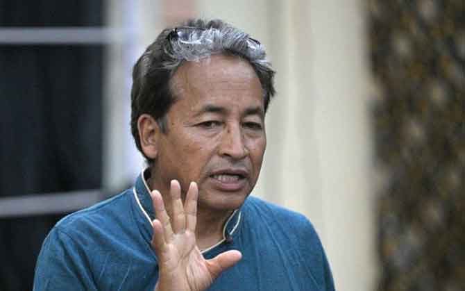 কেন্দ্রীয় শিক্ষামন্ত্রী পদত্যাগ না করলে, ‘ককরোচ জনতা পার্টি’-র বিক্ষোভে যোগ দেবার ঘোষণা সোনম ওয়াংচুককের